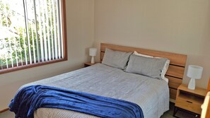 4 bedrooms, iron/ironing board, WiFi, bed sheets