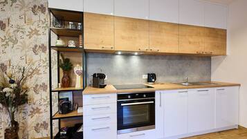 Mikroaaltouuni, uuni, leivänpaahdin, ruokailupöytä