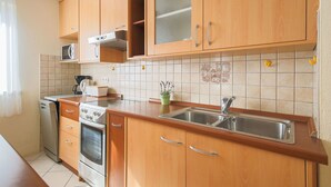 Microondas, horno y lavavajillas 