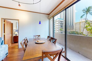 Dining - Beautiful Waikiki condo with a large private lanai & conveniently located (Honolulu)