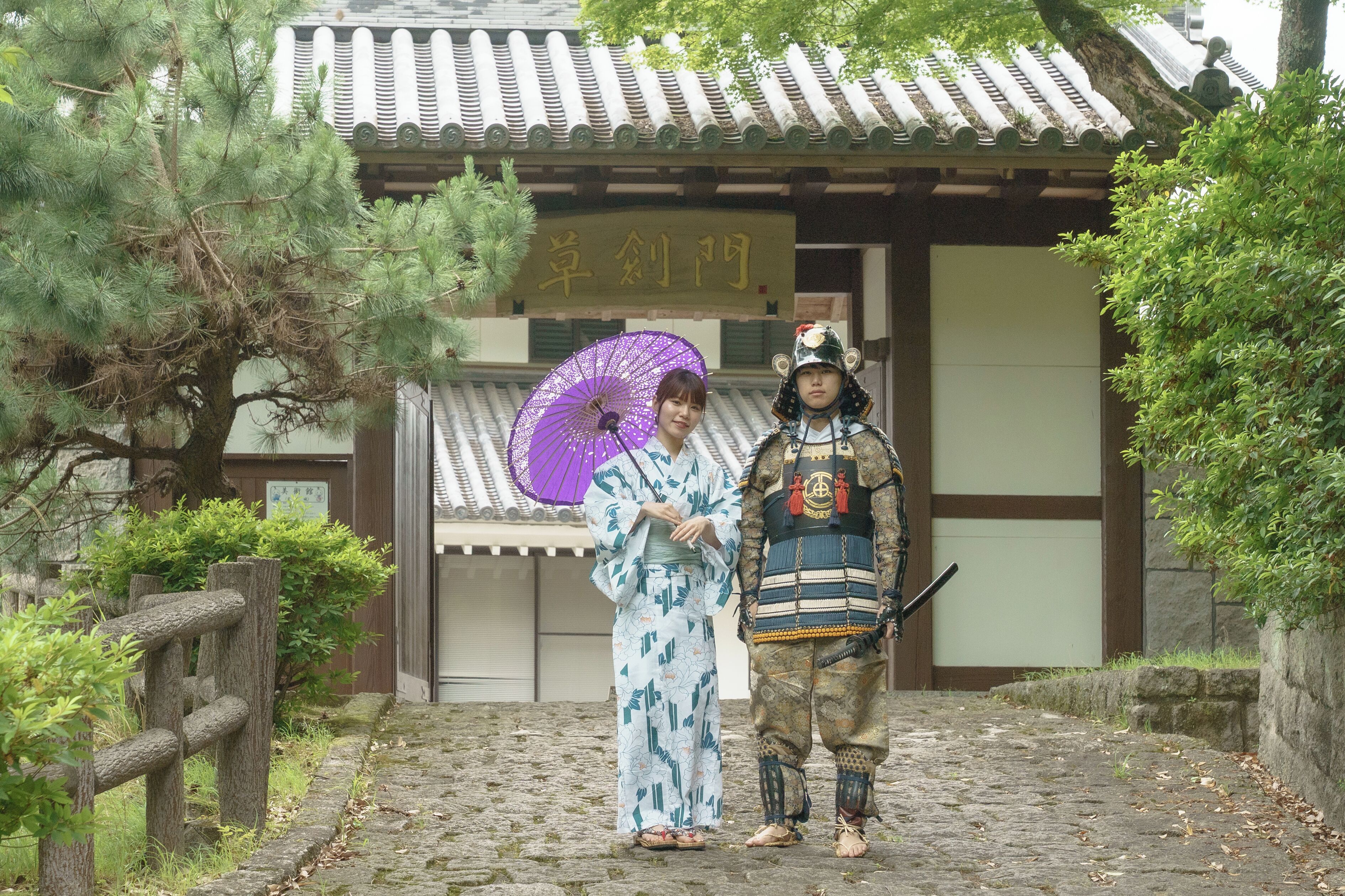 Een traditioneel Japans gebouw met een pannendak en een bord met Japanse tekens.