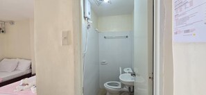 Douche, bidet, serviettes fournies, savon