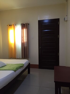 1 bedroom, WiFi, bed sheets - Junlyn Apartelle Economy room

 (Panglao)