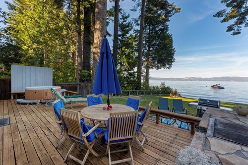 Lakefront Haven by AvantStay | Minutes to Ski Resorts | Private Dock