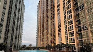 Piscina rodeada por edifícios residenciais altos.