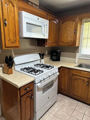 Fridge, microwave, oven, stovetop - Charming 3-bedroom, spacious home conveniently located near Tuskegee University (Tuskegee)