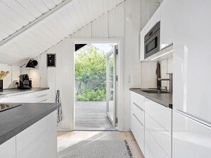 Kühlschrank, Mikrowelle, Geschirrspüler, Kochgeschirr/Geschirr/Besteck