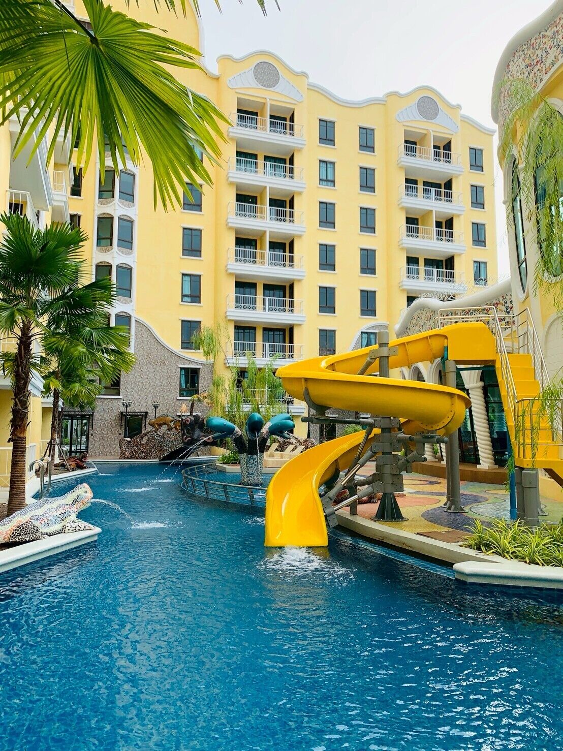 2 من حمّامات السباحة الخارجية