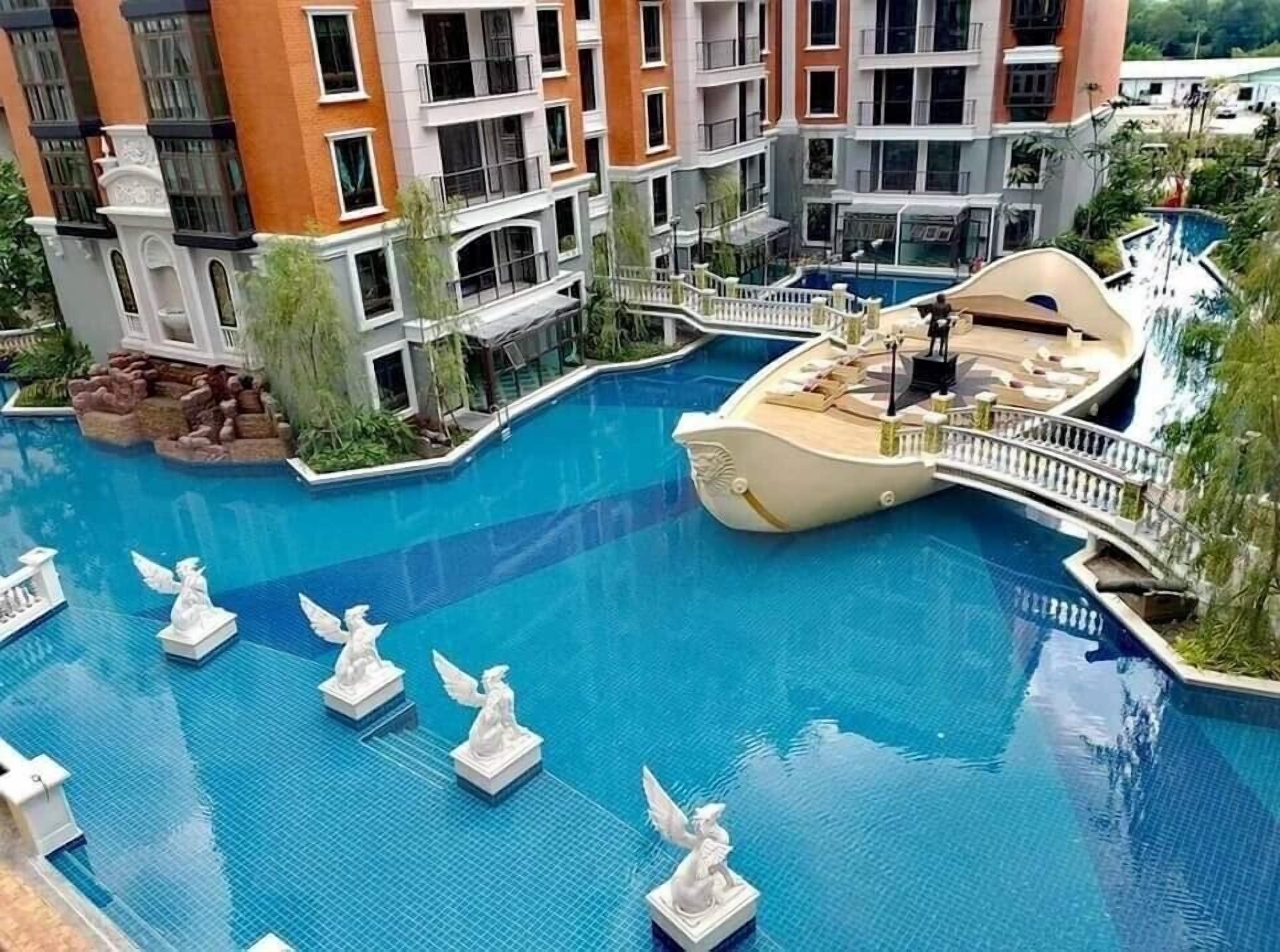 2 outdoor pools