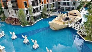 2 outdoor pools