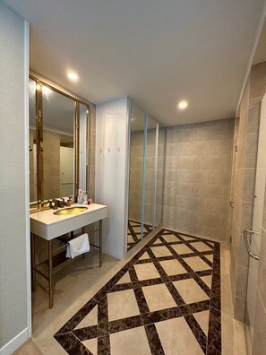 Condo família, vista para a cidade | Banheiro | Chuveiro, chuveiro com efeito de chuva, produtos de toalete grátis 