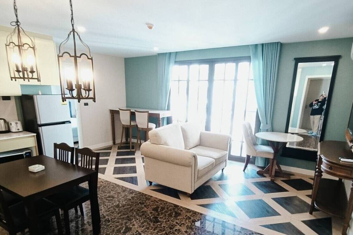 Familie appartement, 2 slaapkamers, uitzicht op zwembad | Een kluis op de kamer, een bureau, een laptopwerkplek