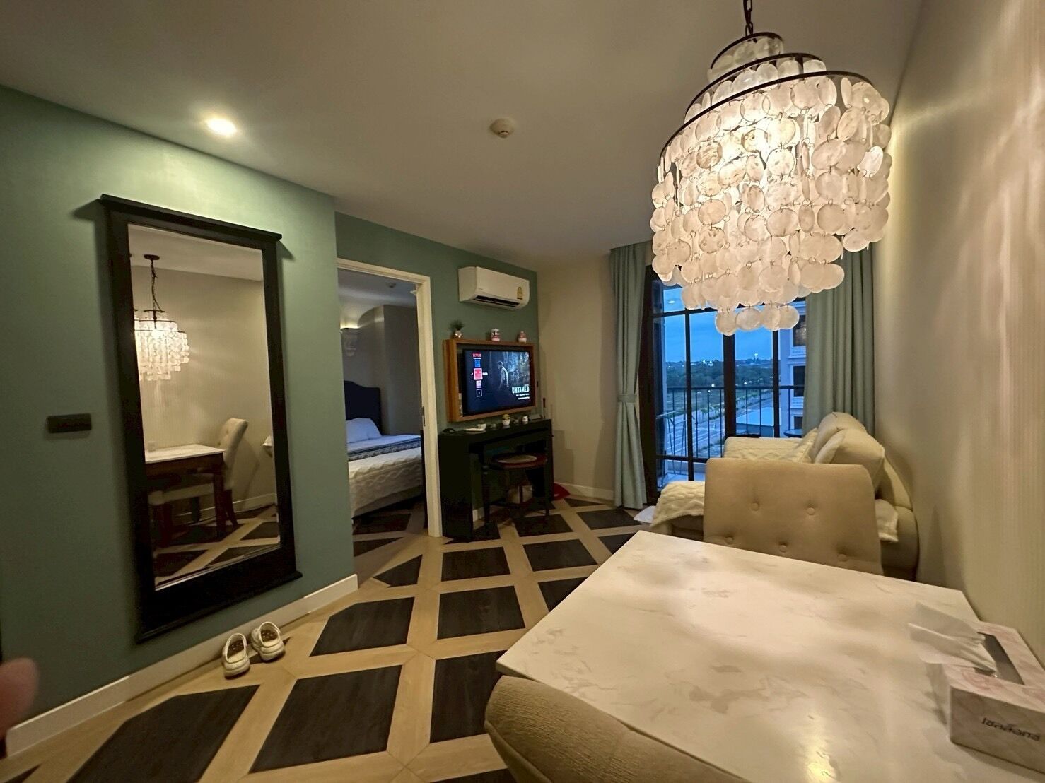 Eenvoudig appartement | Een kluis op de kamer, een bureau, een laptopwerkplek