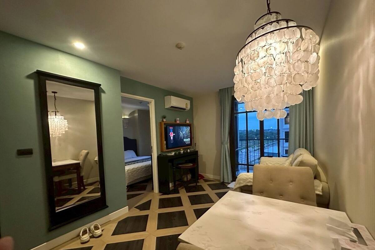 Eenvoudig appartement | Een kluis op de kamer, een bureau, een laptopwerkplek