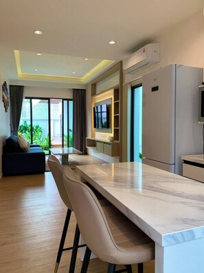 วิลล่า, 2 ห้องนอน, ริมสระว่ายน้ำ | 2 ห้องนอน, โต๊ะทำงาน, พื้นที่ทำงานแบบใช้แล็ปท็อป, Wi-Fi ฟรี