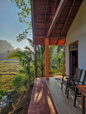 Habitación doble Deluxe, baño privado, vista a la montaña | 1 habitación, escritorio y espacio para trabajar con laptop