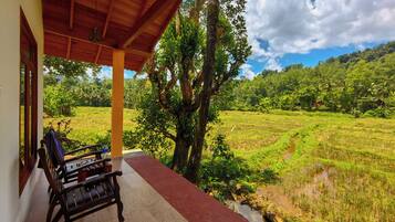 Deluxe-dobbeltværelse - privat badeværelse - bjergudsigt | Skrivebord, arbejdsområde til bærbare computere, lydisolering