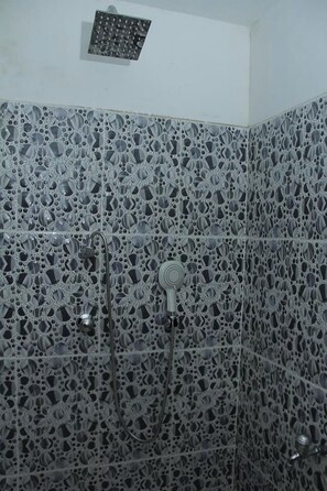 Habitación doble Deluxe, baño privado, vista a la montaña | Baño | Regadera, toallas, jabón, shampoo