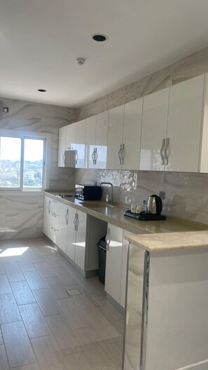 Kjøleskap, mikrobølgeovn, kokeplater og vannkoker