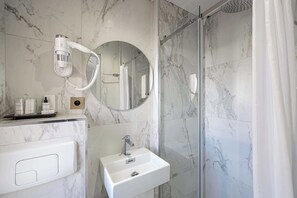 Shower, hair dryer, towels - Hotel Avaton - Single bedroom - Cannes Palais (Cannes)