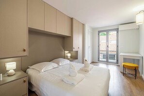 2 habitaciones, escritorio y tabla de planchar con plancha 