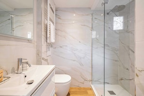 Dusj, hårføner og håndklær