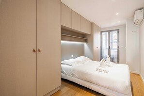 2 soverom, skrivebord, strykejern/-brett og reiseseng for barn