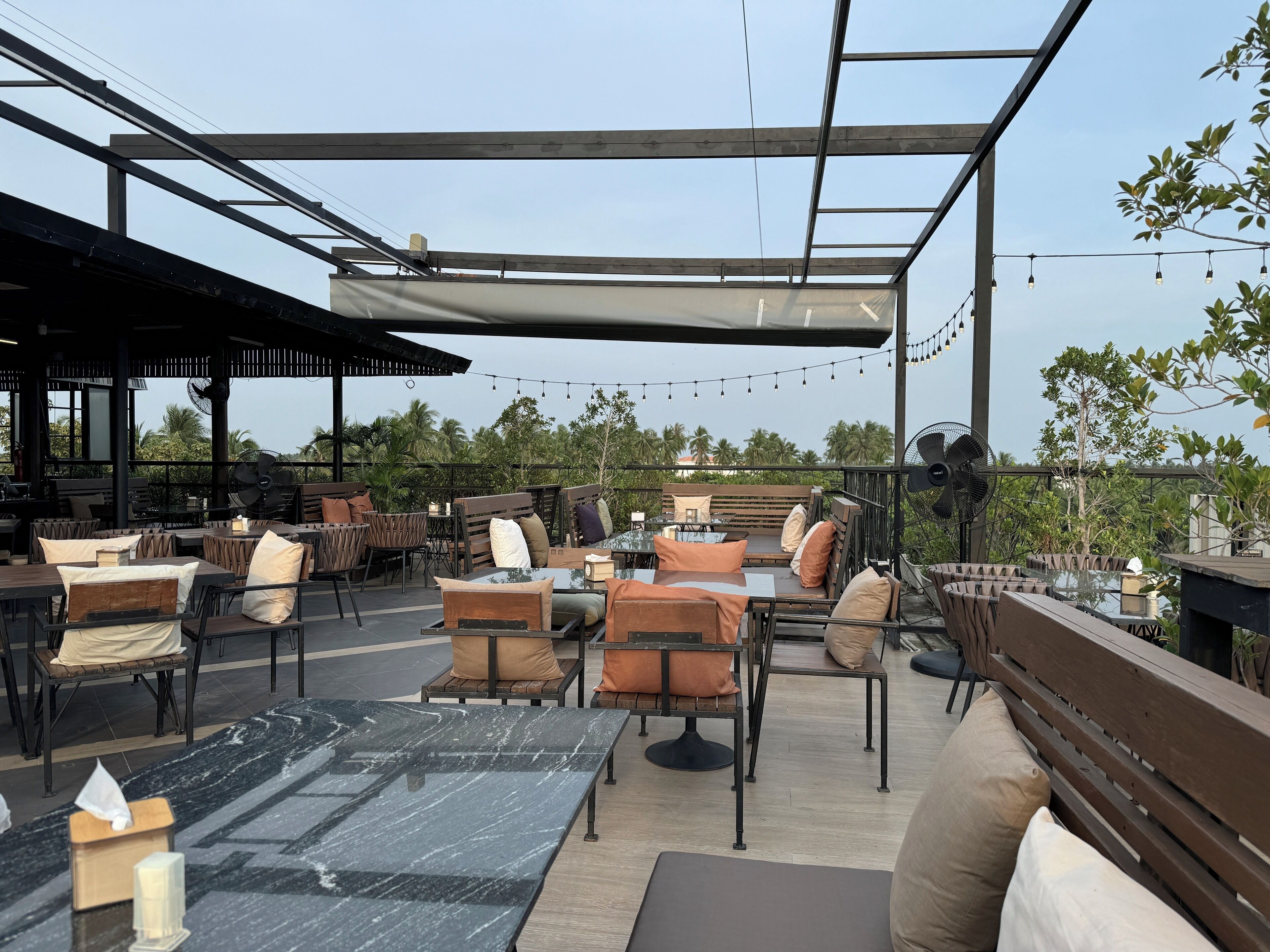 Lunch and dinner served, Thai cuisine