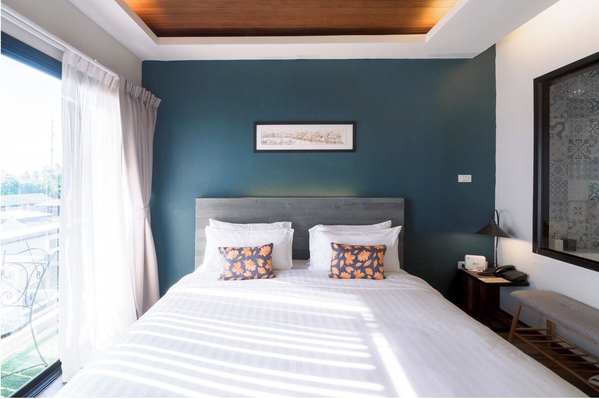 Select Comfort beds, minibar, in-room safe, desk