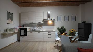 Frigorifero, microonde, forno, piano cottura