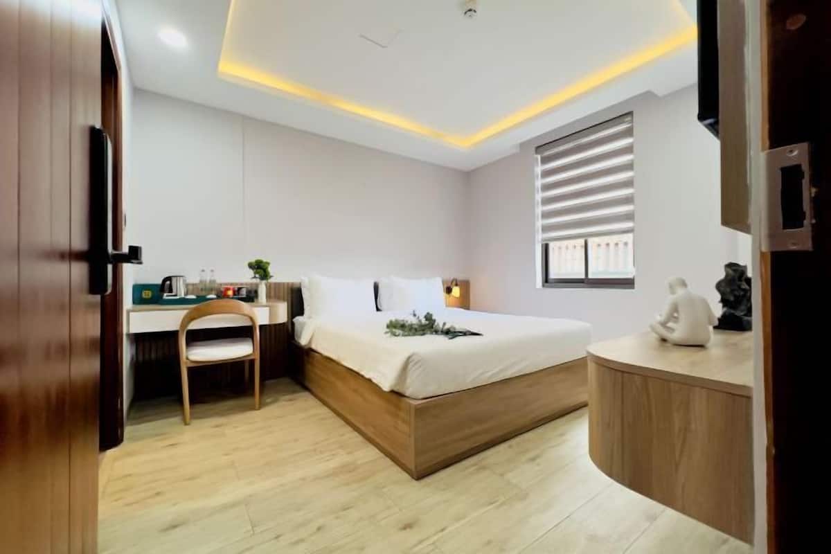 Minibar, meja kerja, ruang kerja ramah laptop, dan tirai kedap cahaya
