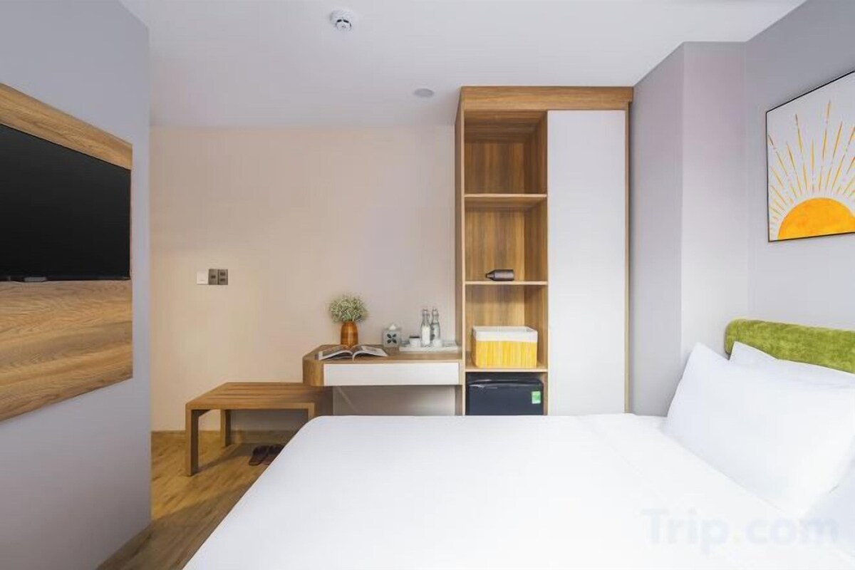Minibar, desk, laptop workspace, blackout drapes