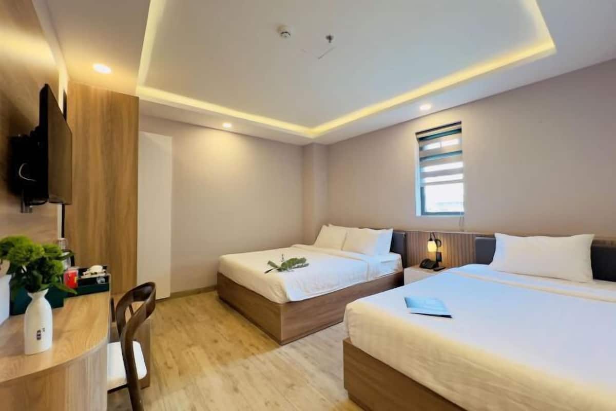 Minibar, meja kerja, ruang kerja ramah laptop, dan tirai kedap cahaya