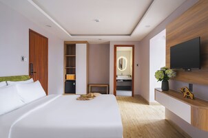 Phòng 3 dành cho gia đình, quang cảnh thành phố | Minibar, bàn, khu vực làm việc phù hợp cho laptop, màn/rèm cản sáng 