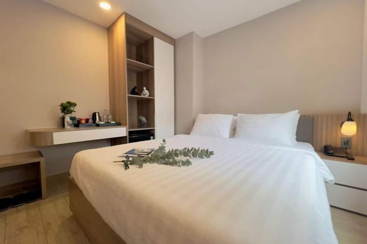 Minibar, meja kerja, ruang kerja ramah laptop, dan tirai kedap cahaya