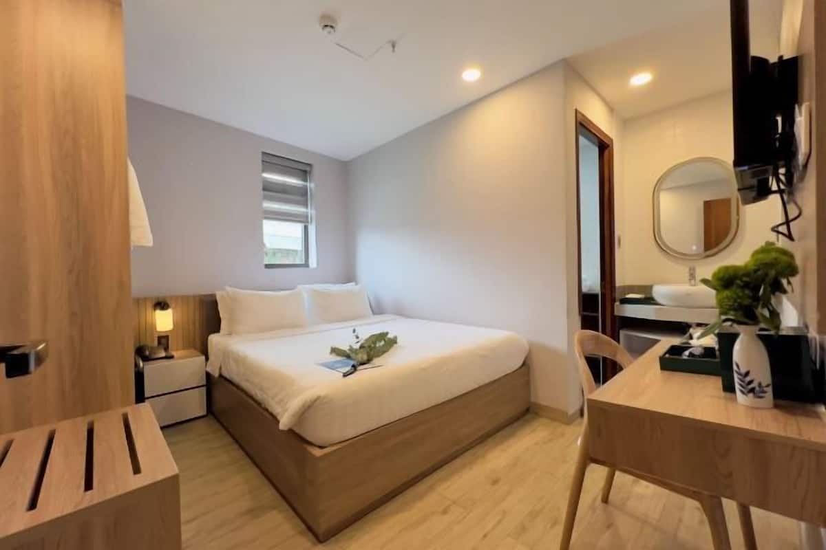 Minibar, meja kerja, ruang kerja ramah laptop, dan tirai kedap cahaya