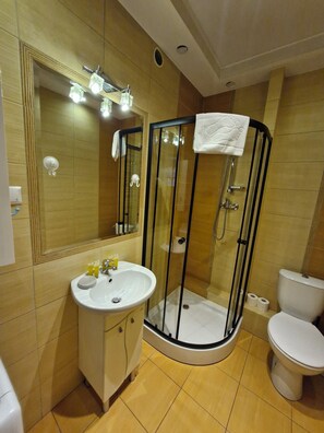 Douche, sèche-cheveux, serviettes fournies, savon