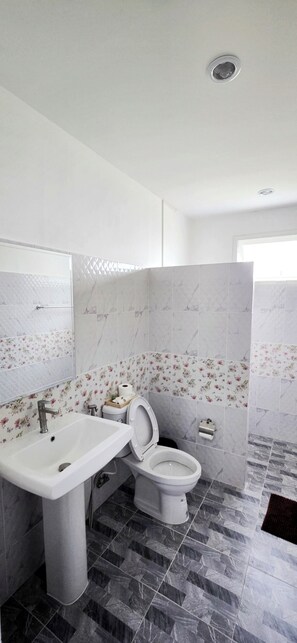 Standardzimmer, 1 King-Bett | Badezimmer | Dusche, Haartrockner, Bademäntel, Handtücher
