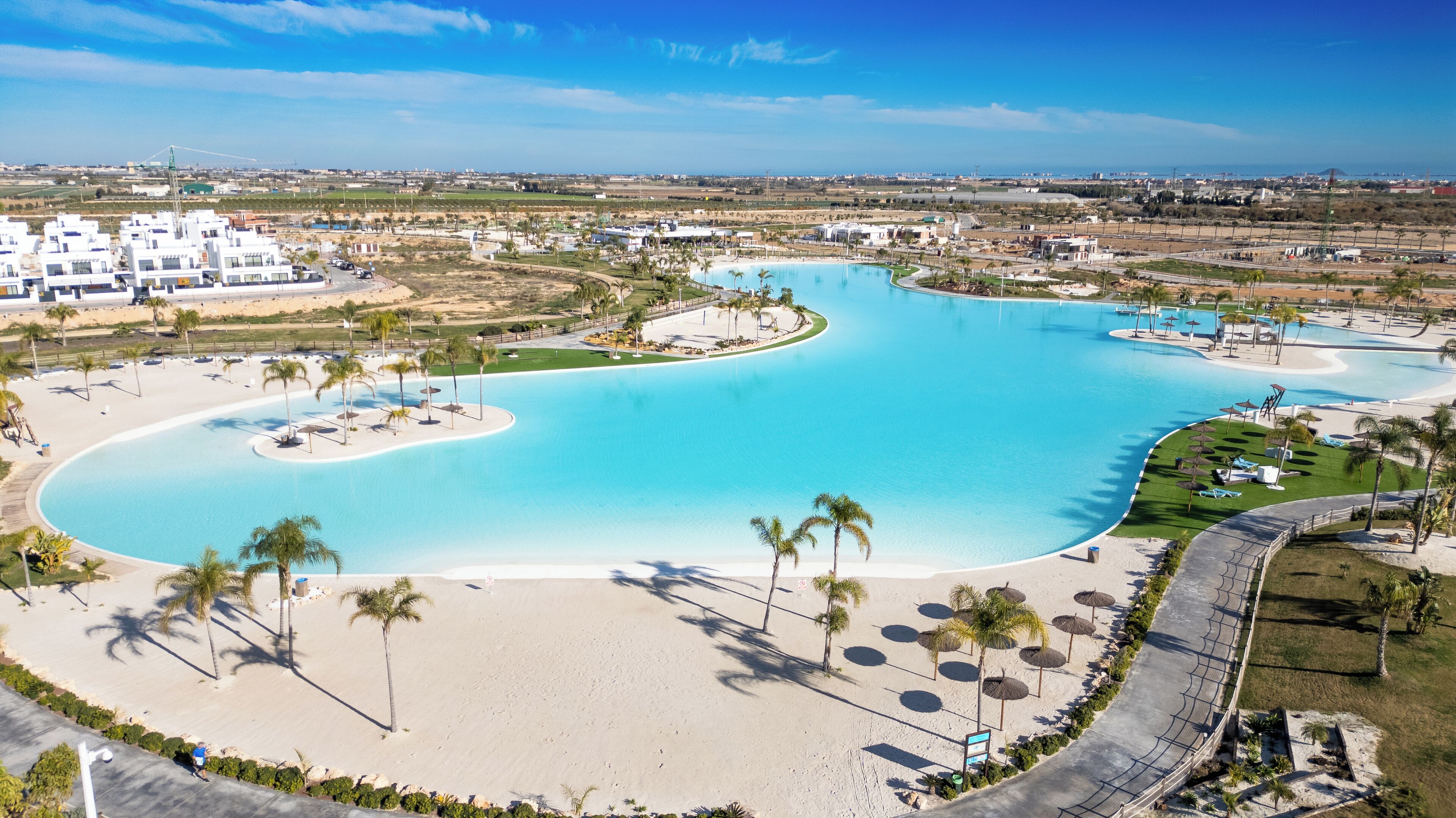 Una piscina al aire libre, una piscina climatizada