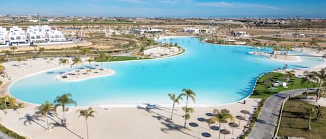 Una piscina al aire libre, una piscina climatizada