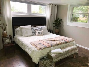 6 bedrooms, desk, iron/ironing board, travel cot