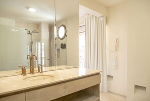 Bruser, hårtørrer, håndklæder