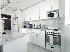 Een koelkast, een microgolfoven, een oven, een kookplaat