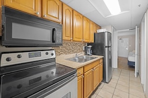 Réfrigérateur, micro-ondes, four, plaque de cuisson