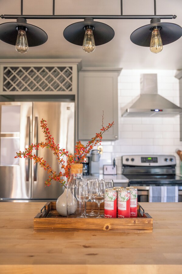 ثلاجة، ميكروويف، فرن، موقد طهي مسطح