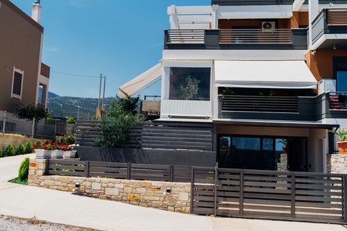 Charming 2-bedroom apartment in adorable Konistres with WiFi, AC