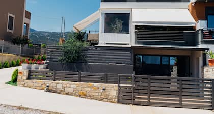 Charming 2-bedroom apartment in adorable Konistres with WiFi, AC