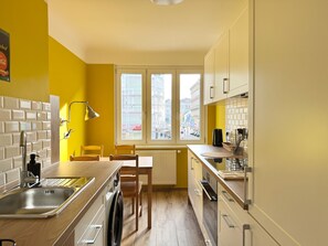 Fridge, oven, stovetop, dishwasher - Sunny apartment near Yppenplatz (Wien)