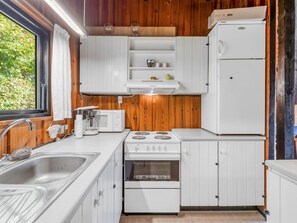 Fridge, microwave, dishwasher, cookware/dishes/utensils