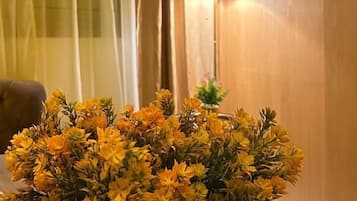 Family Apartment | Ruang tamu | 42 inci sebuah televisyen pintar dengan digital